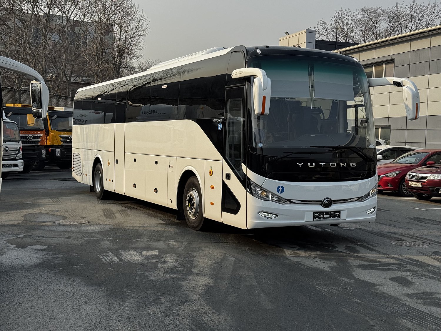 Передача автобуса Yutong C12 (ZK6127HQ) для туризма во Владивостоке 