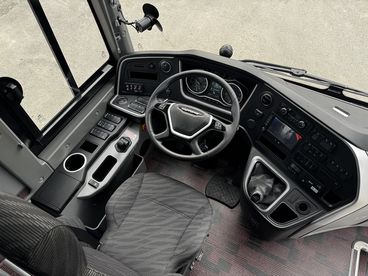 Туристический лайнер в компактном формате 9,4 м: Yutong C9 (ZK6947H)
