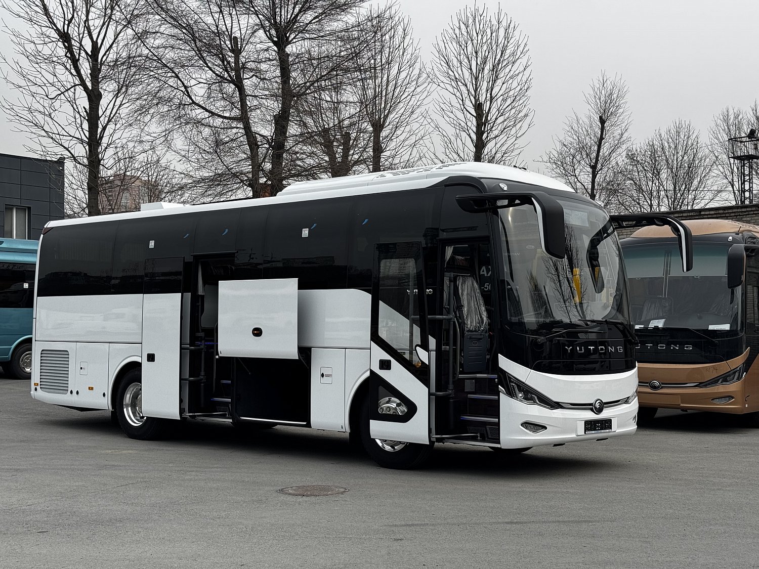 Туристический лайнер в компактном формате 9,4 м: Yutong C9 (ZK6947H)